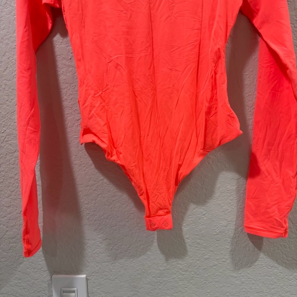 NWT Skims Fits Everybody Long Sleeve Crew Neck Bodysuit neon coral Size Medium - Picture 9 of 11
